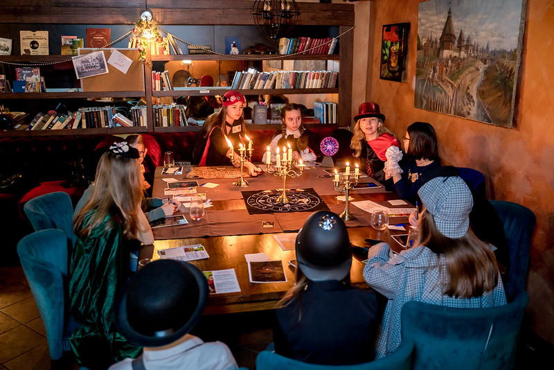 Дети разгадывают загадки в семейном квесте Хэллоуина в Izhevsk