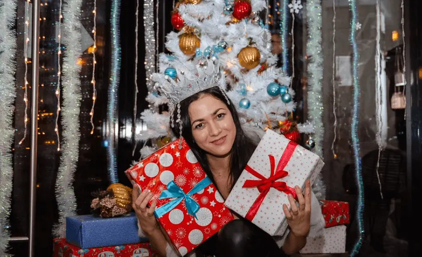 Гайд по идеальному Новому году 2026 с друзьями в Ижевске: от квартиры и коттеджа — до квеста и ночного города